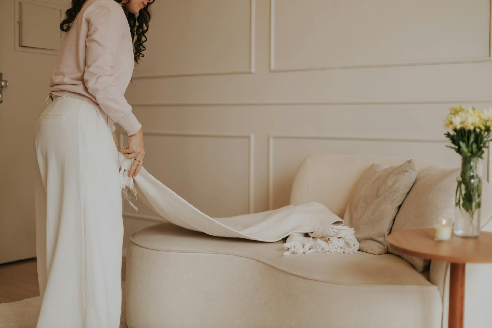 Jasny, minimalistyczny salon o kobiecym charakterze, gotowy do aranżacji lamp