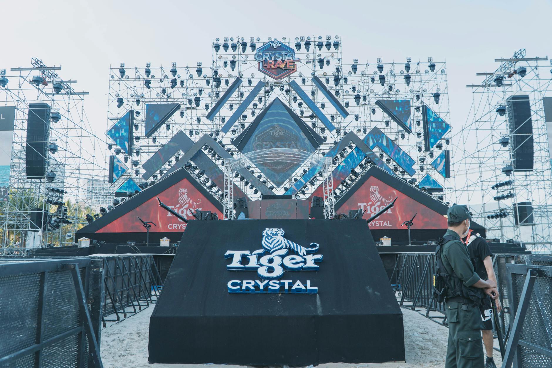 Scena plenerowa przygotowana na duże wydarzenie z brandingiem Tiger Crystal