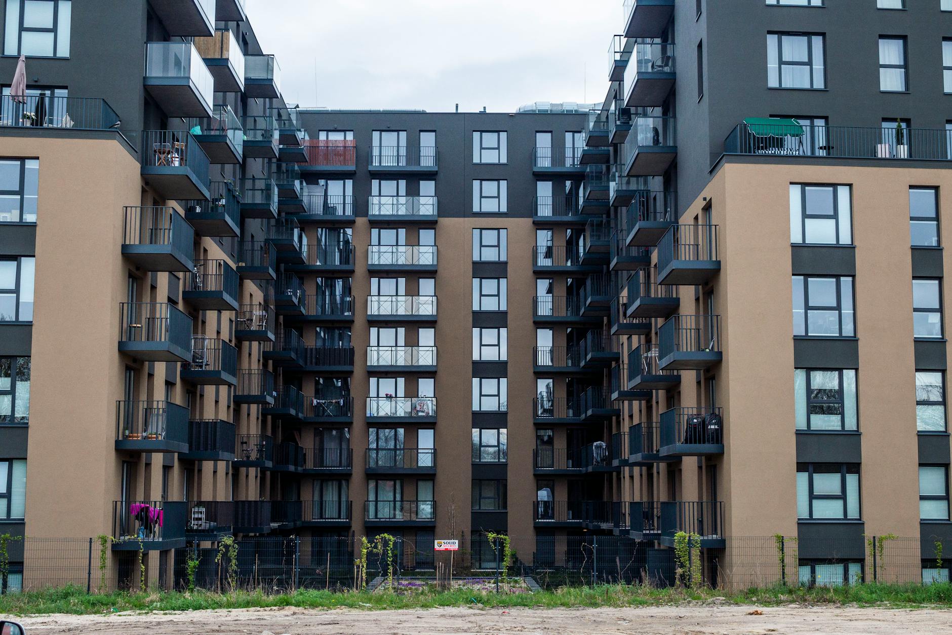 Nowoczesna fasada bloku mieszkalnego z balkonami w zabudowie miejskiej