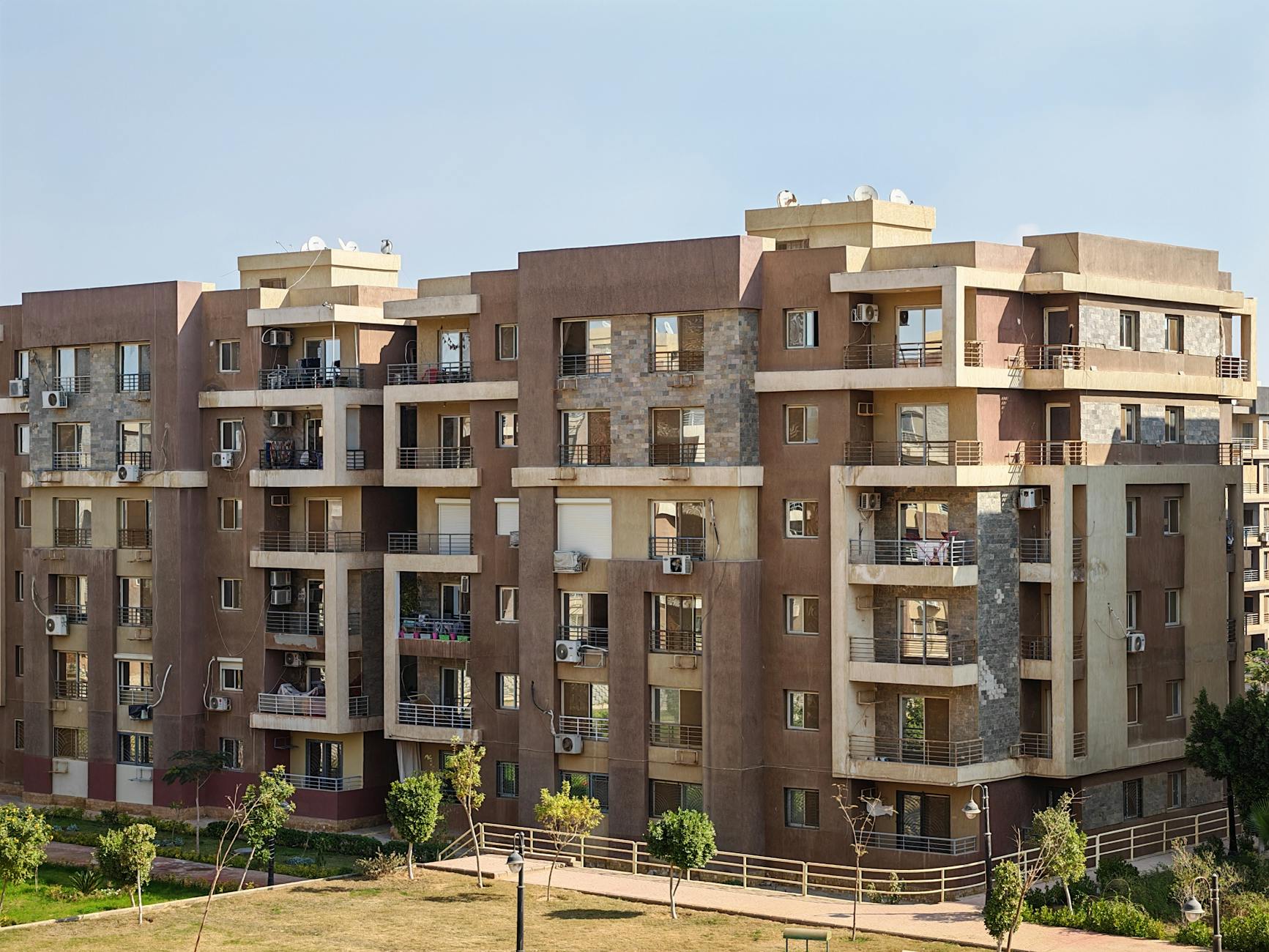 Nowoczesny wielopiętrowy blok mieszkalny z balkonami w słonecznym mieście