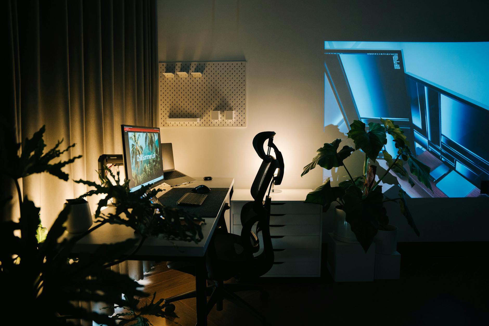 Przytulne domowe biuro z roślinami i komputerem w ciepłym sztucznym świetle