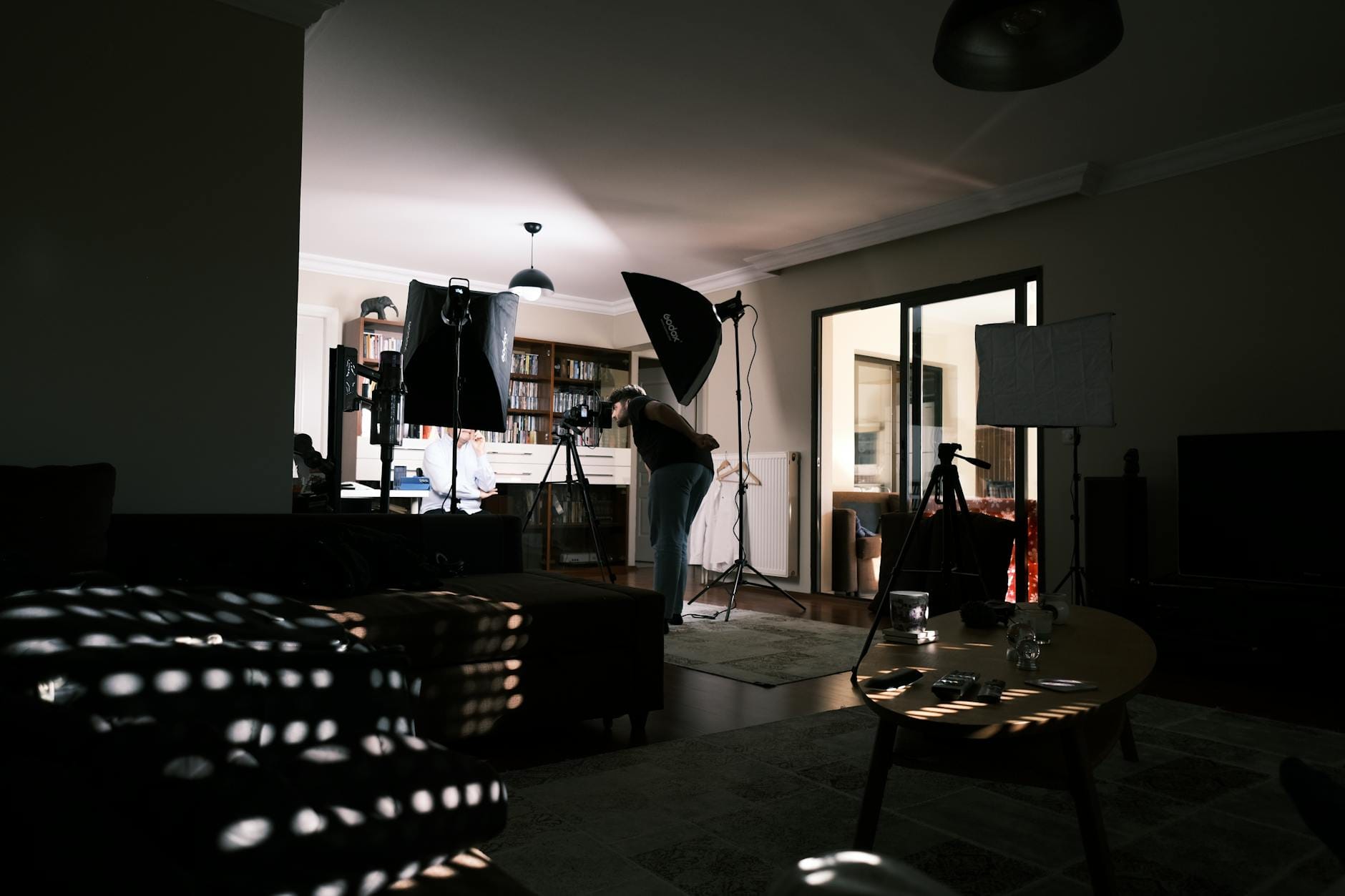 Przytulne domowe studio fotograficzne z lampami do sesji wnętrz