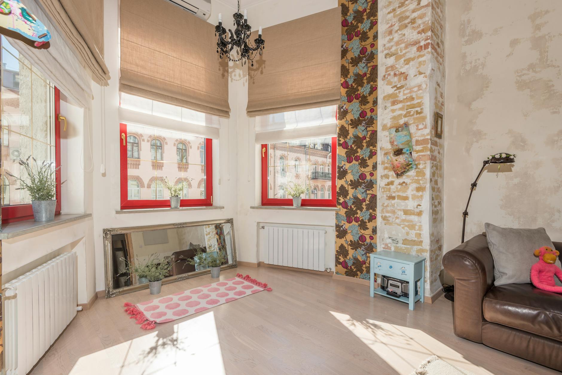 Słoneczny salon w stylu vintage z kwiecistą tapetą w bloku z PRL