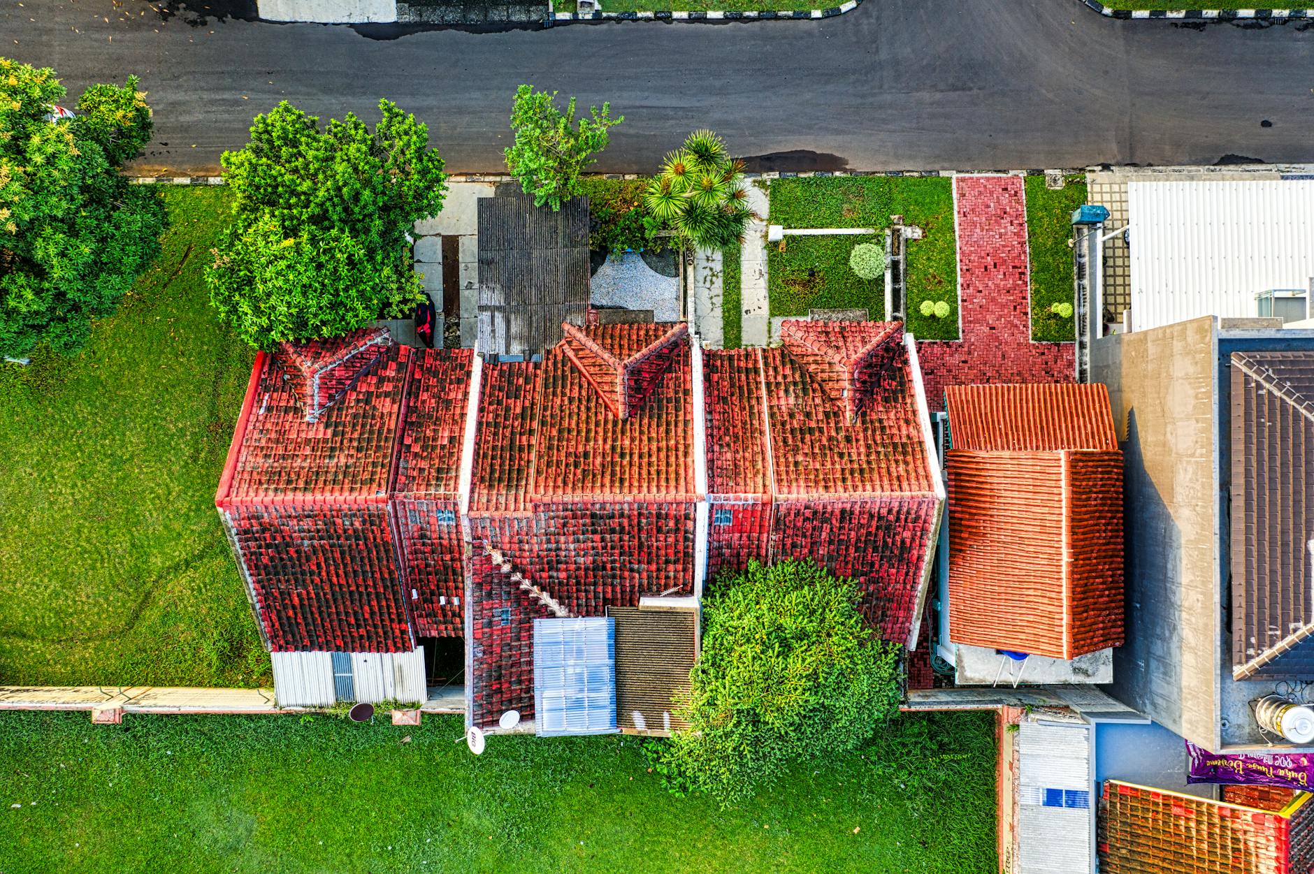 Widok z drona na dachy domów i zieleń w Tangerang w Indonezji