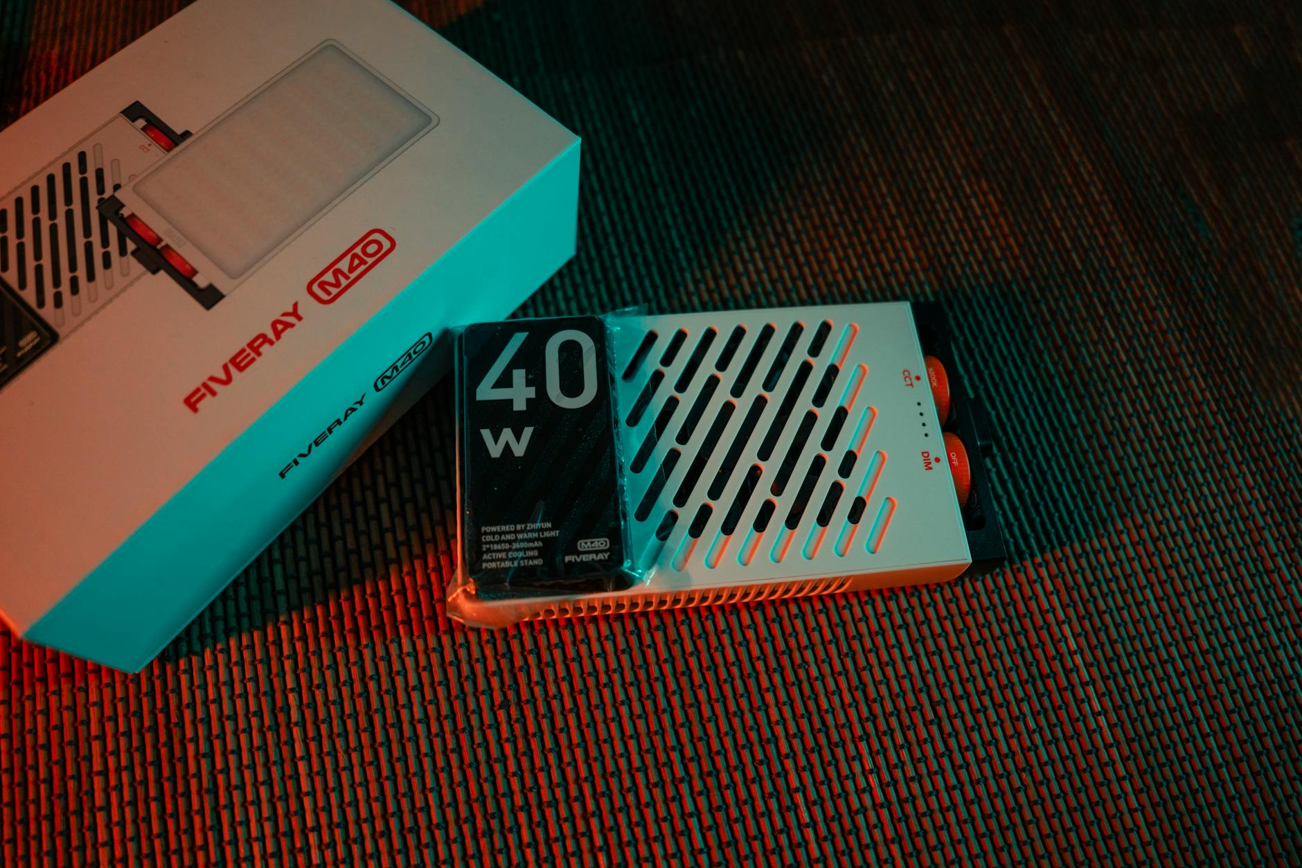 Zbliżenie kieszonkowej lampy LED FIVERAY M40 o mocy 40W