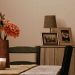 Elegancki stół jadalniany z kwiatami i świecami w przytulnym wnętrzu